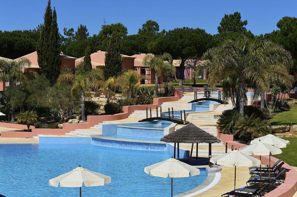 페스타나 빌라 솔 골프 앤 리조트 호텔 빌라모라 외부 사진 A swimming pool at a resort in Tunisia