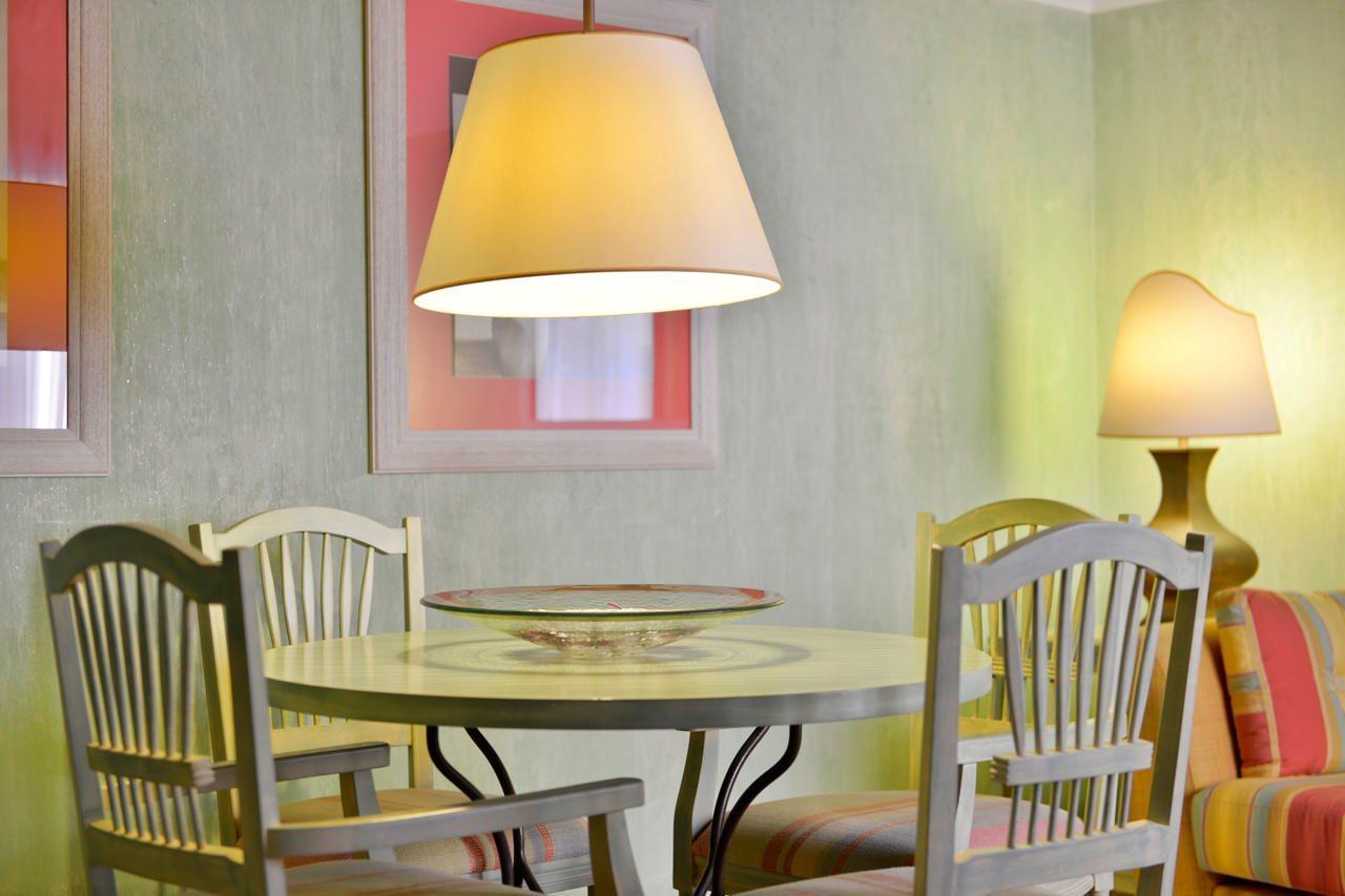 페스타나 빌라 솔 골프 앤 리조트 호텔 빌라모라 외부 사진 A table lamp