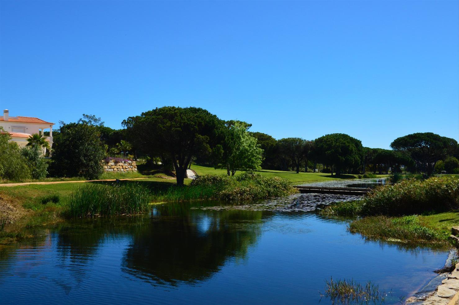 페스타나 빌라 솔 골프 앤 리조트 호텔 빌라모라 외부 사진 The river at the town of Quinta do Lago