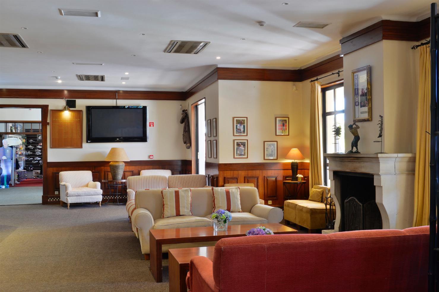 페스타나 빌라 솔 골프 앤 리조트 호텔 빌라모라 외부 사진 The lobby of the Inn at the Opera