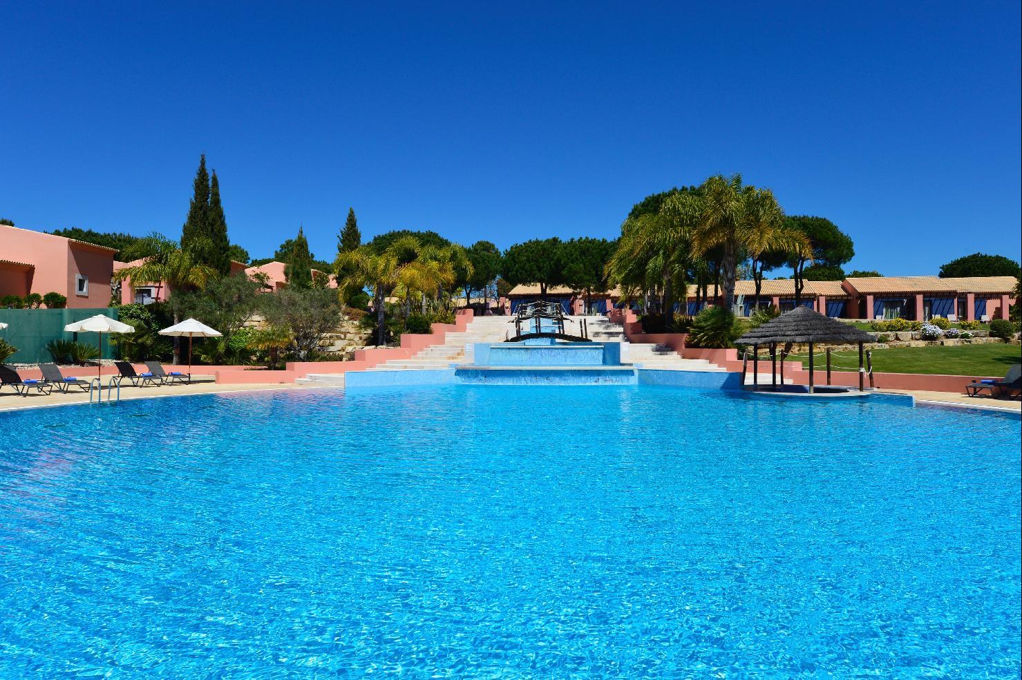 페스타나 빌라 솔 골프 앤 리조트 호텔 빌라모라 외부 사진 The resort's main swimming pool