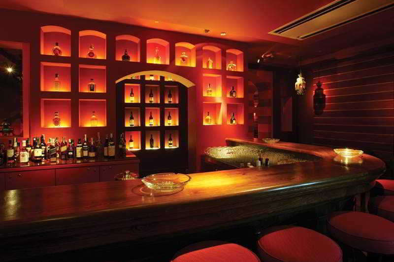 페스타나 빌라 솔 골프 앤 리조트 호텔 빌라모라 레스토랑 사진 The bar at the Mandarin Oriental, Hong Kong