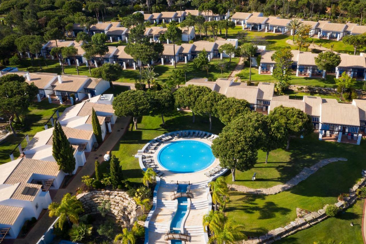 페스타나 빌라 솔 골프 앤 리조트 호텔 빌라모라 외부 사진 Aerial view of the resort