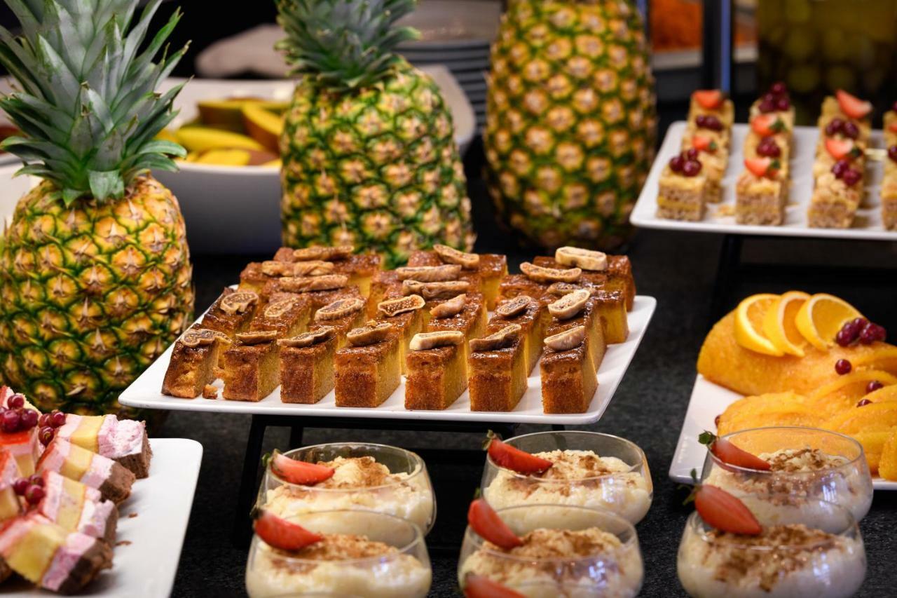 페스타나 빌라 솔 골프 앤 리조트 호텔 빌라모라 외부 사진 A selection of desserts