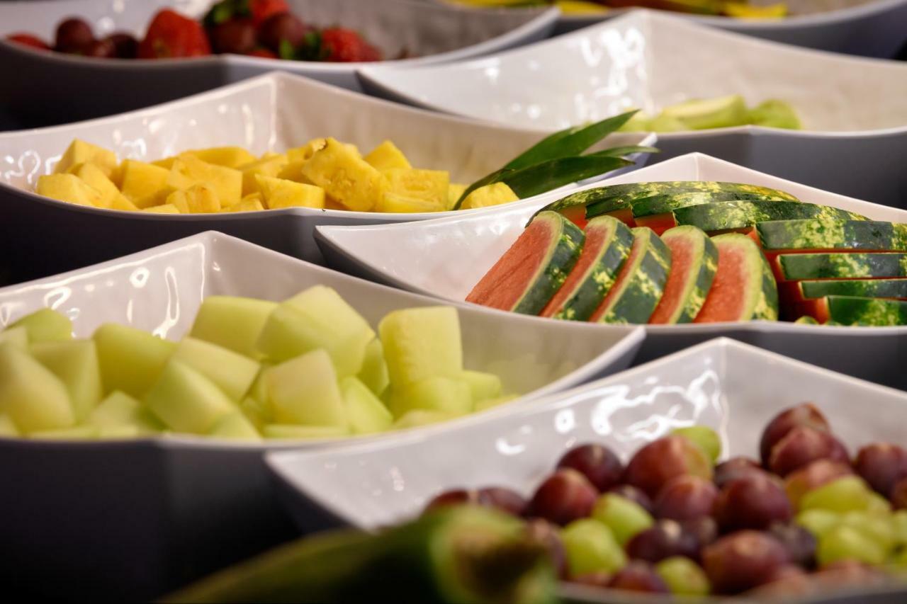 페스타나 빌라 솔 골프 앤 리조트 호텔 빌라모라 외부 사진 Fruit salad