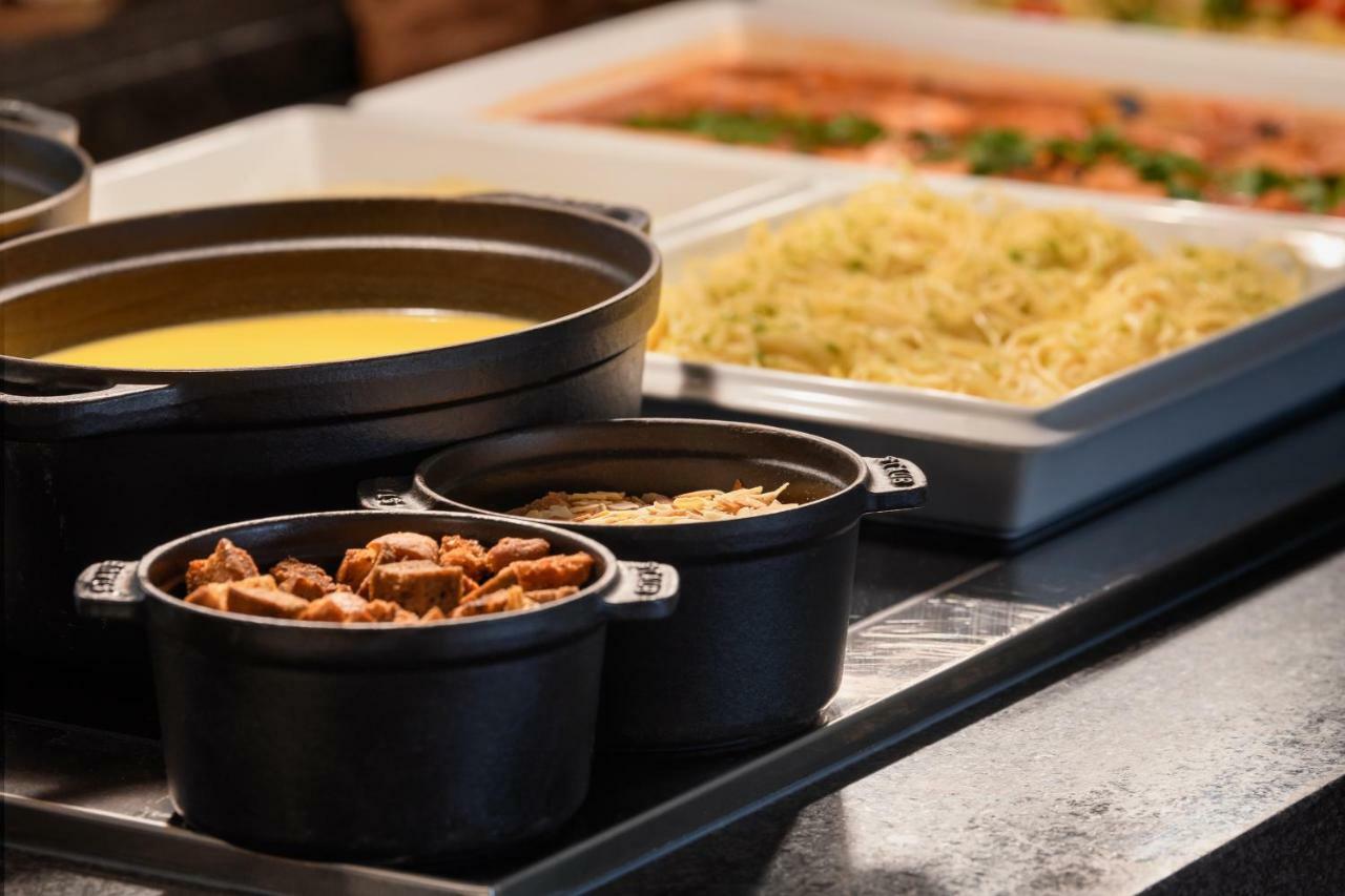 페스타나 빌라 솔 골프 앤 리조트 호텔 빌라모라 외부 사진 A selection of food at a buffet