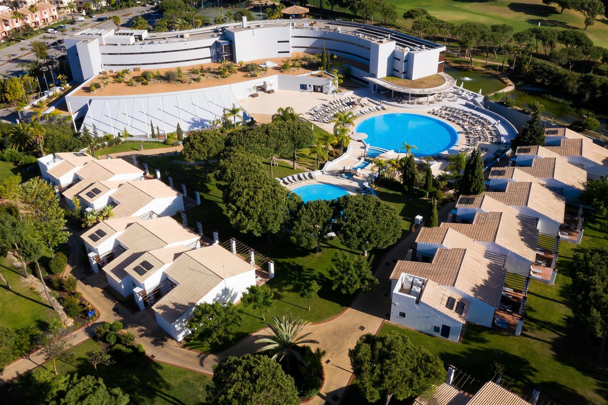 페스타나 빌라 솔 골프 앤 리조트 호텔 빌라모라 외부 사진 Aerial view of the resort
