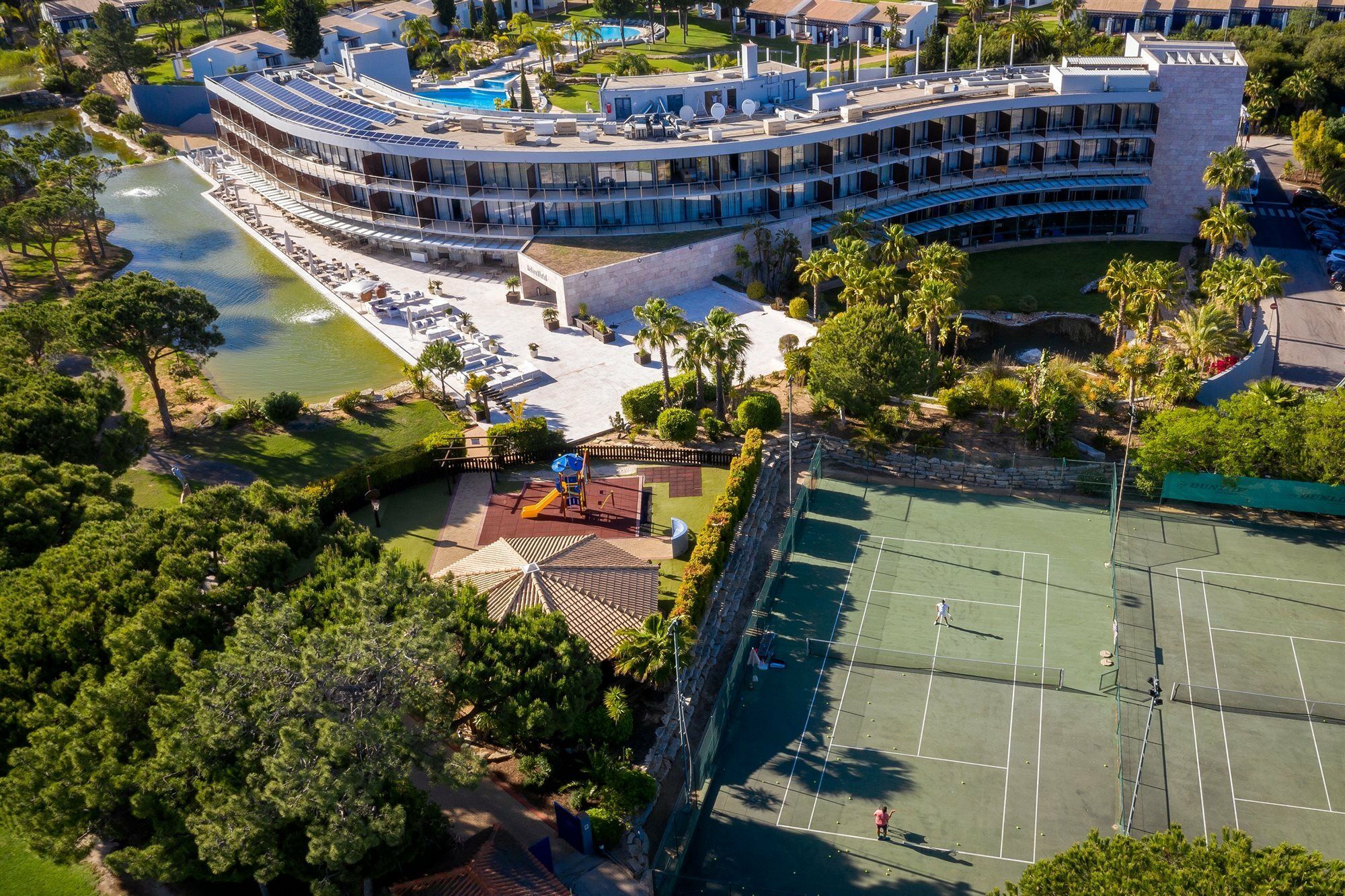 페스타나 빌라 솔 골프 앤 리조트 호텔 빌라모라 외부 사진 Aerial view of the resort