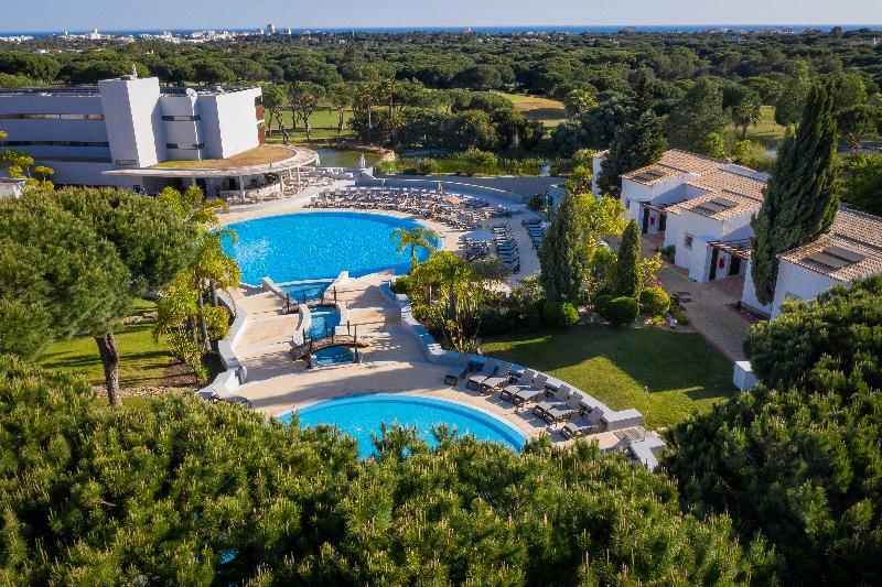 페스타나 빌라 솔 골프 앤 리조트 호텔 빌라모라 외부 사진 Aerial view of the resort