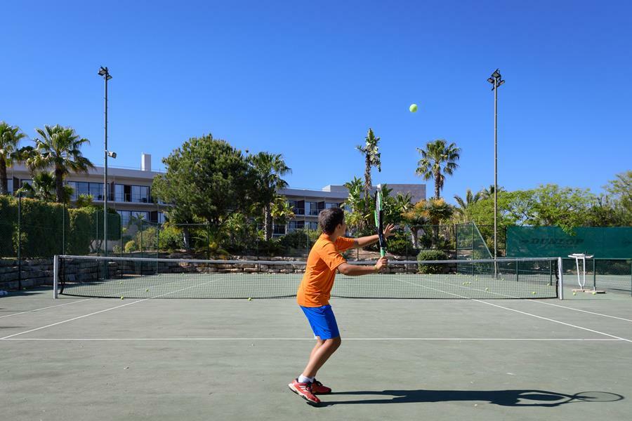 페스타나 빌라 솔 골프 앤 리조트 호텔 빌라모라 외부 사진 A player preparing to hit a backhand